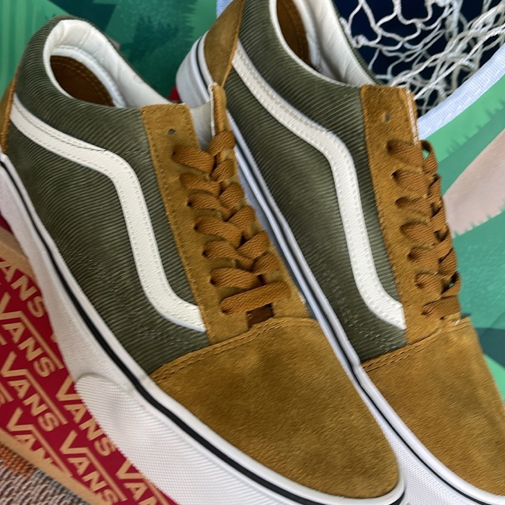 Vans Men’s Old Skool
Mini Cord Green/Brown
VN000ZNIT20A
Sneakers
 Corduroy - Picture 6 of 16